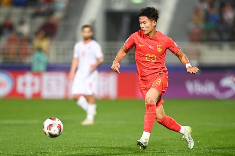 开云移动端-国足2-2乌兹别克斯坦：林良铭造点+命中，塞鸟首发魏震两黄染红